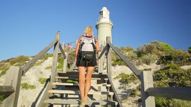 Pinky Beach und Leuchtturm von Bathurst — Stockvideo