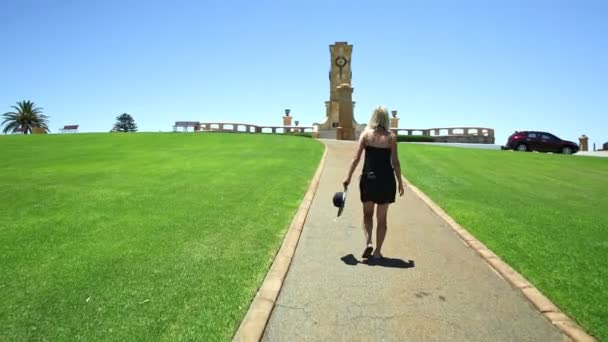 Toerist bij Fremantle War Memorial Perth — Stockvideo