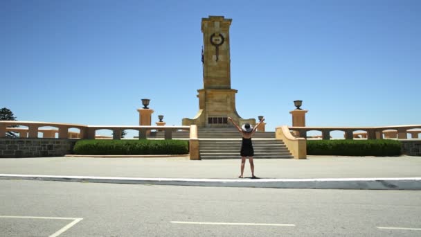 Fremantle War Memorial Obelisk Tourist woman — Stock Video