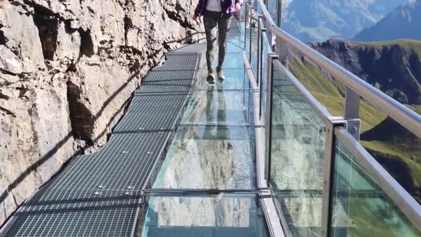 Περπάτημα θρίλερ στο Schilthorn — Αρχείο Βίντεο