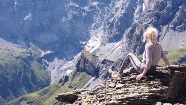 Schilthorn Suiza mujer senderismo — Vídeo de stock