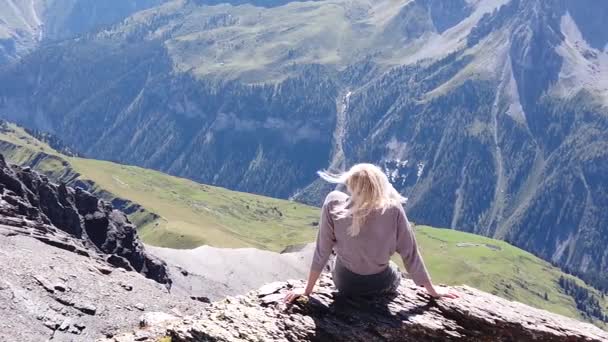 Schilthorn Peaks Ελβετία γυναίκα — Αρχείο Βίντεο