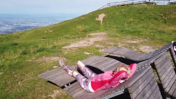 Nyugágyon aludni a Rigi-Kulm tetejéről — Stock videók