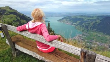Rigi Scheidegg bankında turist kadın