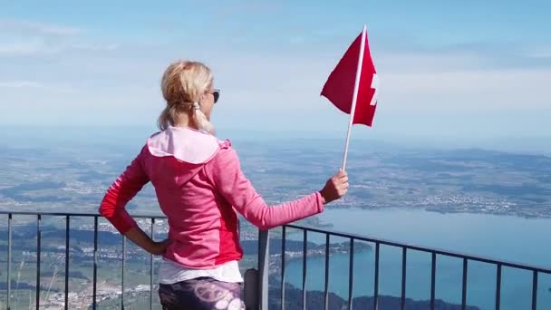 Τουριστική γυναίκα στο Rigi-Kulm — Αρχείο Βίντεο