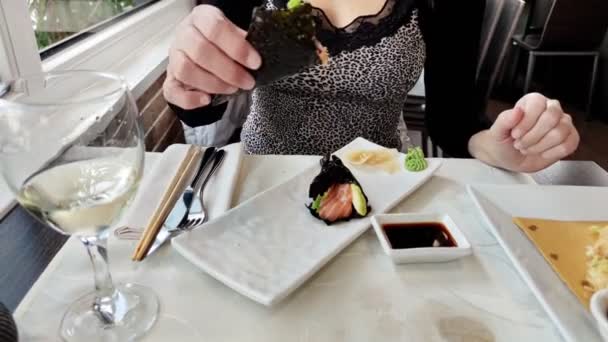 Kobieta jedząca Temaki Cone z maską chirurgiczną — Wideo stockowe