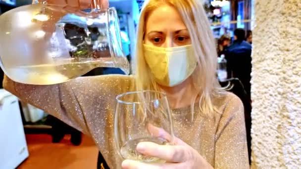 Mujer derramando vino con máscara quirúrgica — Vídeo de stock