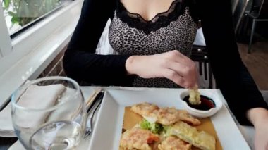 Ameliyat maskeli kızarmış tatlı karides.