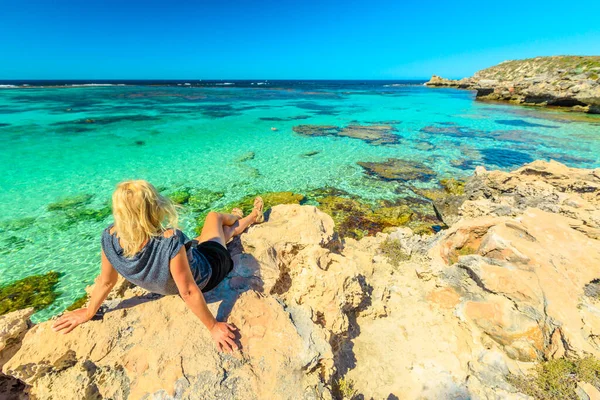 Turist flicka på Rottnest Island — Stockfoto