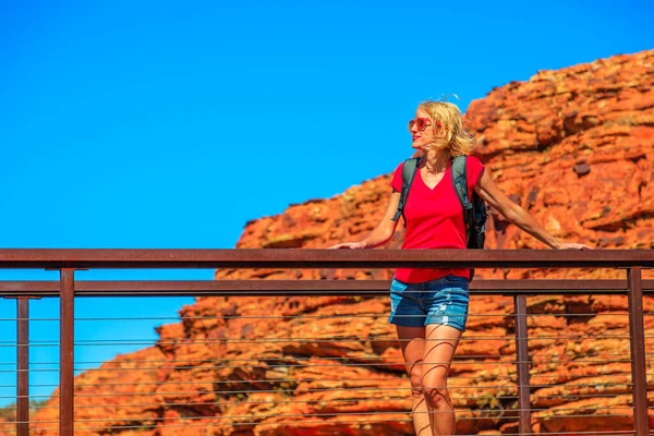 Girl at Kings Canyon Bridge — Stock Photo, Image