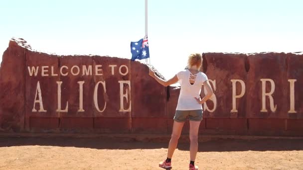 Mujer turista en Alice Springs — Vídeos de Stock