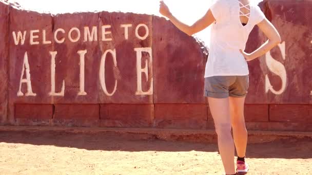 Mujer turista en Alice Springs — Vídeos de Stock