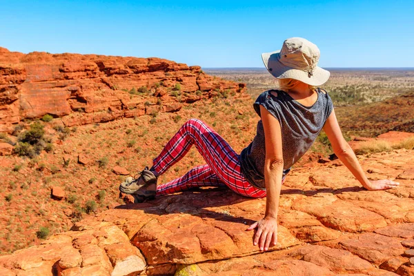 Woman at Kings Canyon Australia — Stock Photo, Image