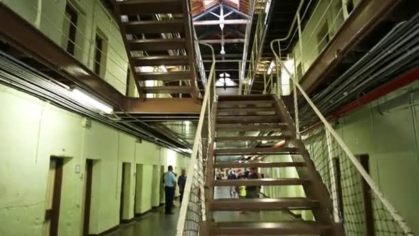 Fremantle Prisión pasillo interior — Vídeo de stock