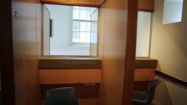 Комната для посещений тюрьмы Фримантл — стоковое видео