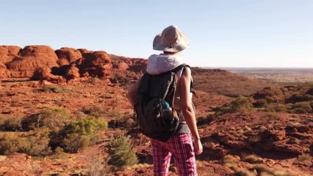 Πεζοπορία στην Outback Αυστραλία — Αρχείο Βίντεο