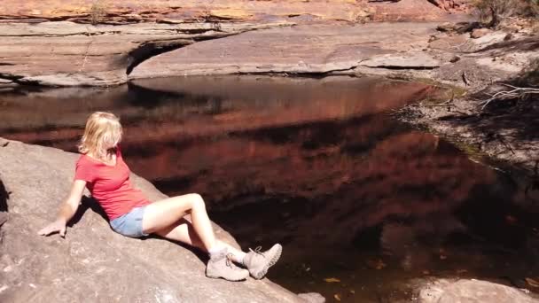 Watarrka National Park Waterhole — Stockvideo