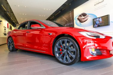 Tesla Model S arabası
