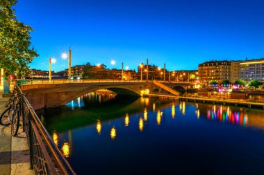 Geceleri Cenevre Köprüsü İsviçre