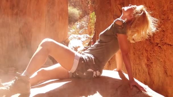 Standley Chasm con mujer turista — Vídeo de stock