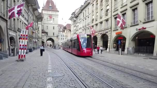 Kafigturm Tower Berna e ônibus da cidade — Vídeo de Stock