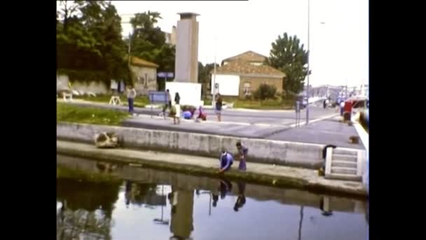 Hombre con hijo pescando en Cesenatico en 1970 — Vídeos de Stock