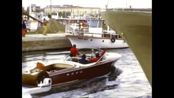 Turistas que visitaron Cesenatico en 1970 — Vídeos de Stock