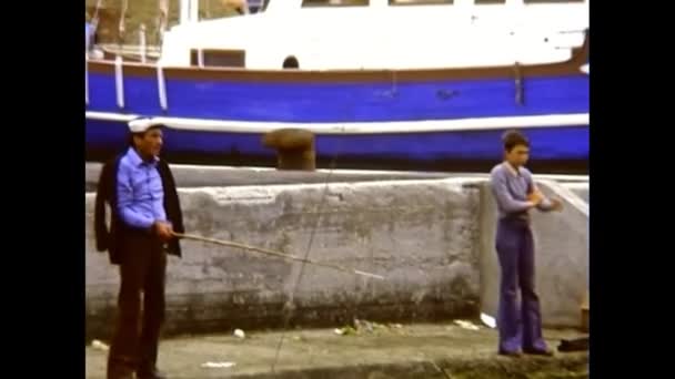 Hombre con hijo pescando en Cesenatico en 1970 — Vídeos de Stock