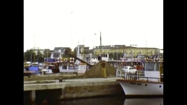 Turyści odwiedzający Cesenatico w latach 70. — Wideo stockowe