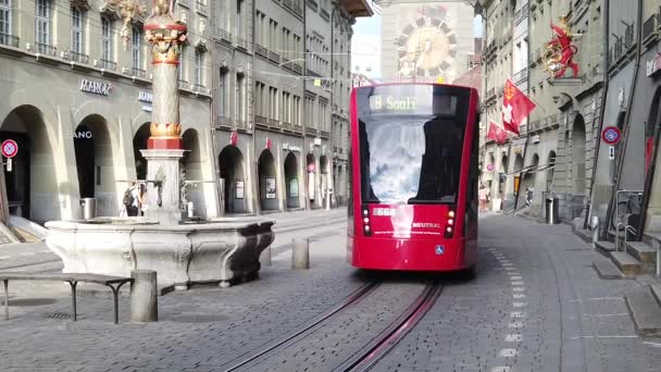 Kafigturm Torre de Berna cidade com ônibus — Vídeo de Stock