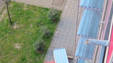 Ev yenilenmesi için yapı iskelesi kurulumu