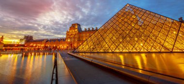 Louvre Müzesi akşamı