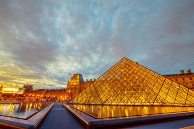 Louvre Piramidi yansıtıyor