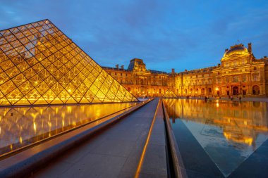 Louvre Piramidi yansıtıyor