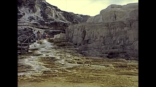 Turister av döda träd pooler i Yellowstone i 1970-talet — Stockvideo