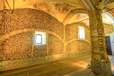 Capela dos Ossos içeride.