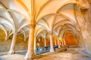 Alcobaca, Portekiz - 15 Ağustos 2017: Keşişlerin birlikte uyuduğu büyük gotik bir oda, Alcobaca Manastırı. Unesco Miras. Mimarlık geçmişi. Portekiz 'de ünlü bir yer..