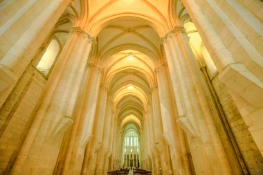 Alcobaca, Portekiz - 15 Ağustos 2017: Portekiz 'deki Alcobaca Katedrali veya Santa Maria de Alcobaca Katedrali' nin alt manzarası. Mimarlık geçmişi. Unesco Mirası.