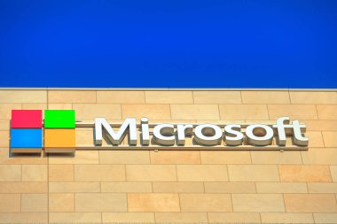 Sunnyvale, California, ABD - 13 Ağustos 2018: Microsoft 'un Ağustos 2012' den beri kullanılan logosu Silikon Vadisi, San Francisco Körfezi bölgesindeki Microsoft Corporationin binasının tepesinde.