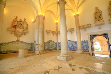 Alcobaca, Portekiz - 15 Ağustos 2017: Sala dos Reis or Room of the Kings with a series of 17th and 18th Centuring of the Kings of Portugal. Alcobaca Manastırı, Unesco Dünya Mirası.