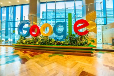 Singapur - 5 Mayıs 2018: resepsiyonlu Google of Singapur 'un içi. Google 'ın Asya-Pasifik bin çalışanıyla Singapur' da hızla büyüyen bir mühendis ekibi..