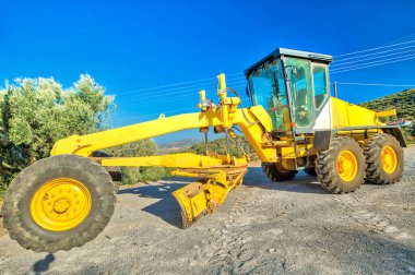 Buldozer asfalt beton döşüyordu.