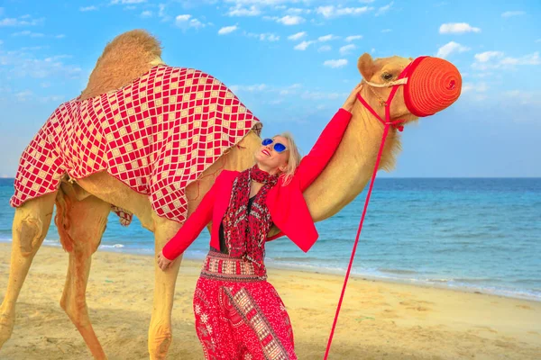 Femme avec chameau — Photo