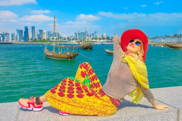 Ντόχα θάλασσα ευτυχισμένη γυναίκα — Φωτογραφία Αρχείου