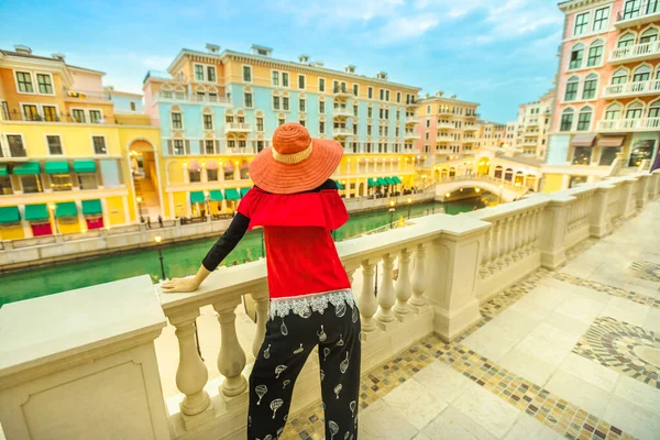 Mujer en Venecia Doha — Foto de Stock