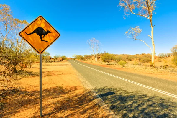 Знак кенгуру в Червоному центрі Австралії. — стокове фото