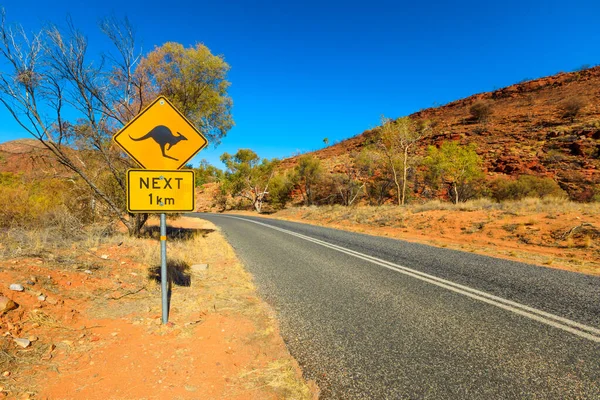 Знак кенгуру в Червоному центрі Австралії. — стокове фото