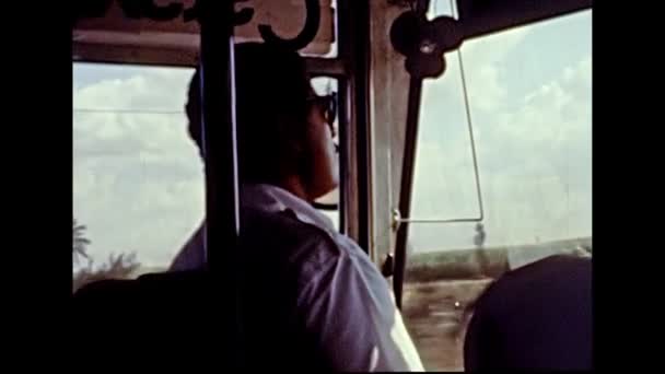 Archivní egyptský řidič turistické turné autobusem — Stock video
