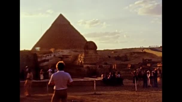 Arkiv Stora Sfinxen av Giza med pyramid — Stockvideo