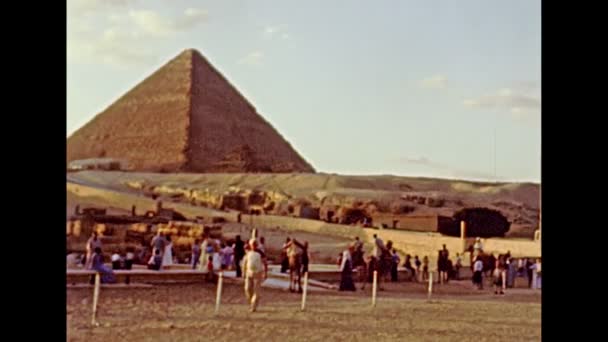 Архивный Великий Сфинкс Гизы с пирамидой — стоковое видео